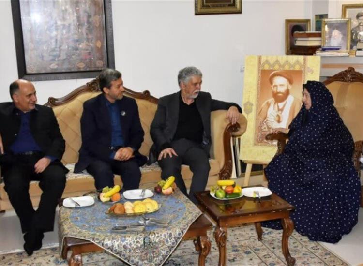 دیدار وزیر فرهنگ با بانوی هنرمند اصفهانی